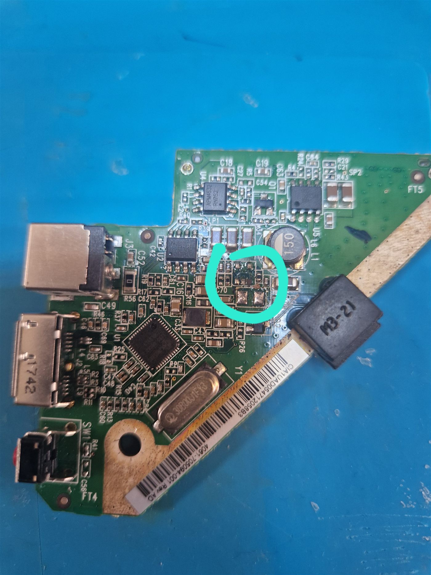 Carte contrôleur du disque dur : le convertisseur 3,3 V défectueux entouré au feutre
