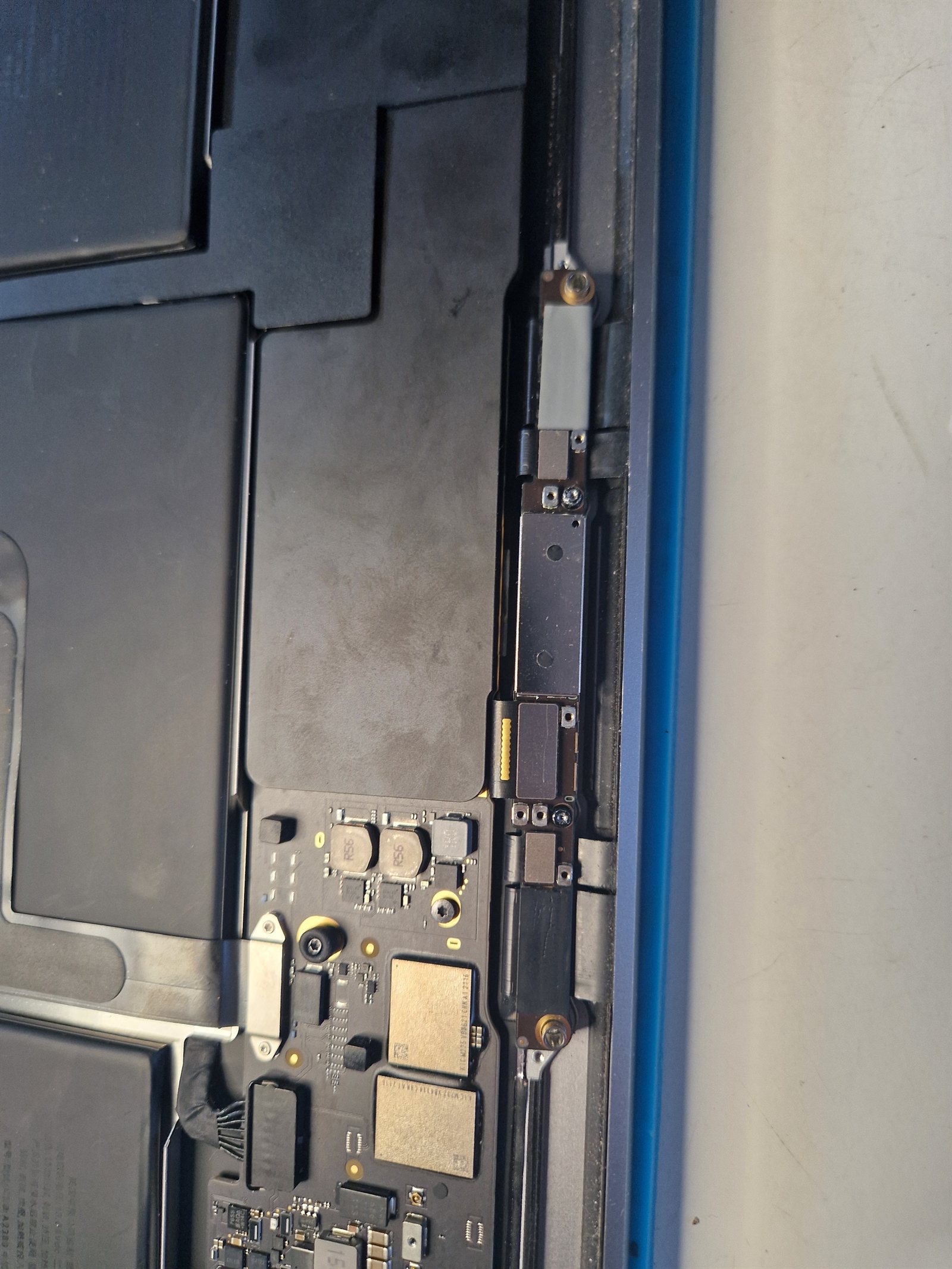 Détail de la nappe d'écran du MacBook Air M1, connecteur d'affichage relié à la carte logique