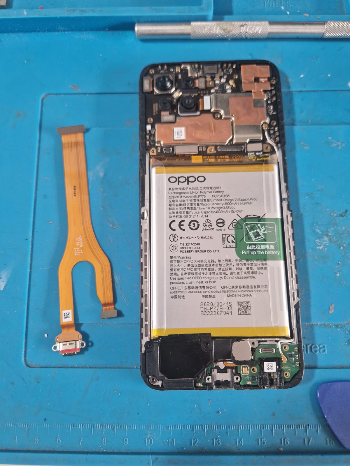 Batterie Oppo et nappe du connecteur de charge extraites du châssis