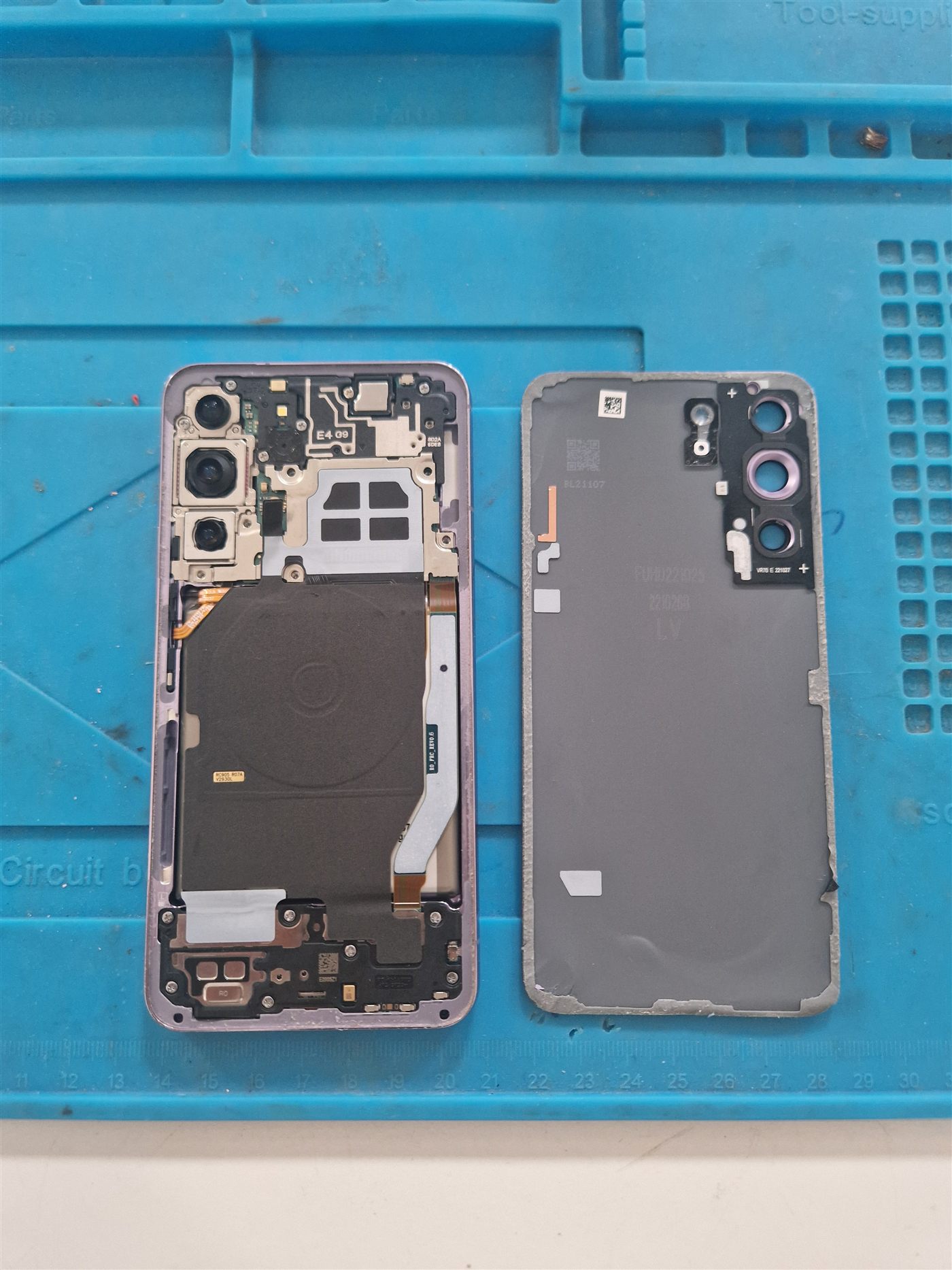 Coque arrière du Galaxy S22 séparée du châssis, modules photo apparents