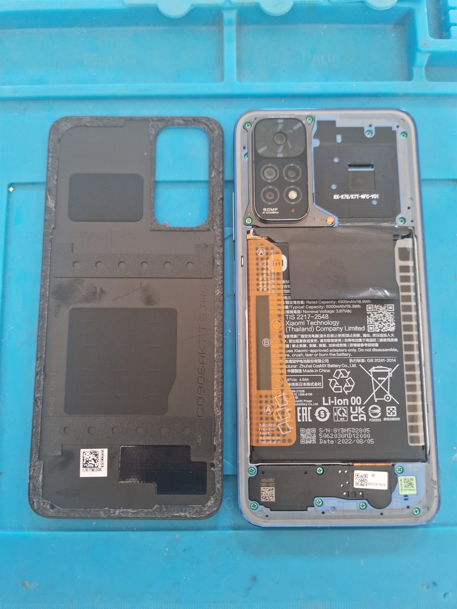 Xiaomi Redmi ouvert : batterie, module caméra et coque arrière séparés